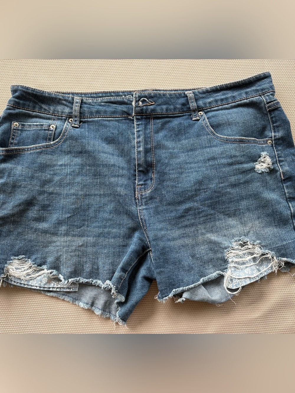No Boundaries Distressed Denim Shorts Size 17